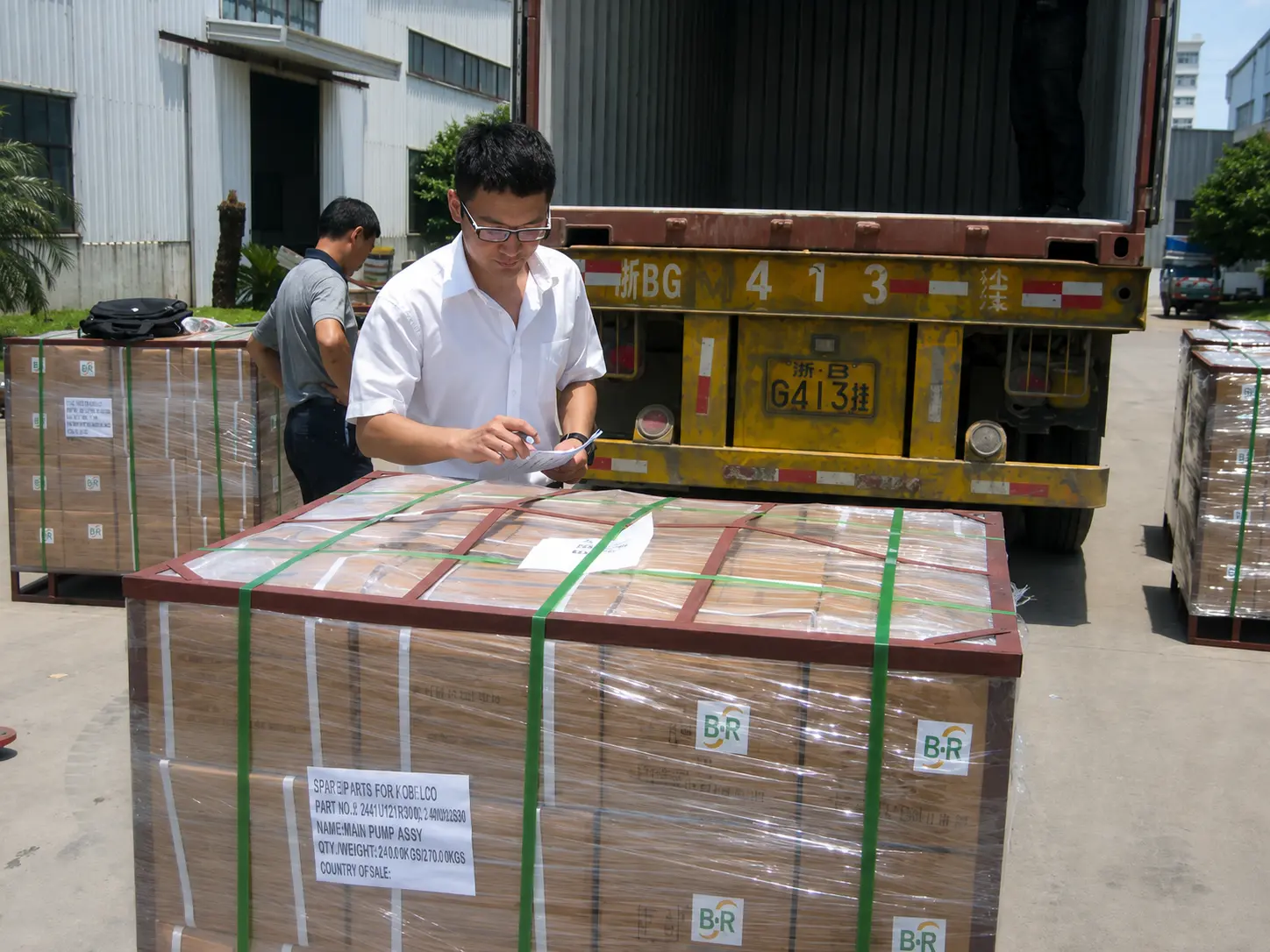 Export packing and shipment check for excavator parts before dispatch